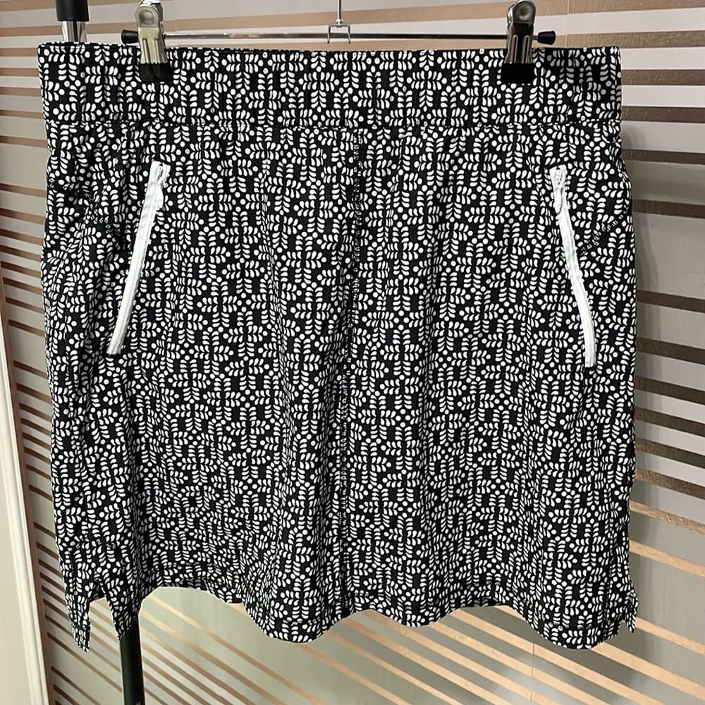 New with tags women’s size Large P T by Talbots skirt skort black and white